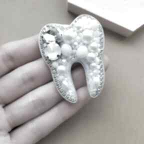 Broszki aura accessories ząb, prezent dla stomatologa, biżuteria dentysta