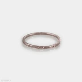 Nierówna - cienka miedziana obrączka 2403-09 caltha, pierścionek, nieregularna prosty