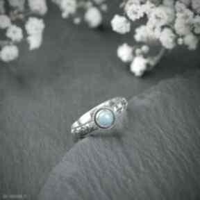 Srebrny pierścionek z turkusem kuleczkami i zdobioną obrączką, niebieskim oczkiem pracownia