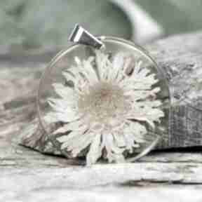 Wisiorek z prawdziwym kwiatem zatopionym w żywicy z1382 naszyjniki herbarium jewelry, kwiaty