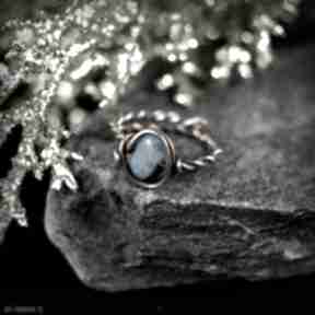 Regulowany pierścionek z apatytem blue pearl art wire wrapping, oczkiem, dla niej