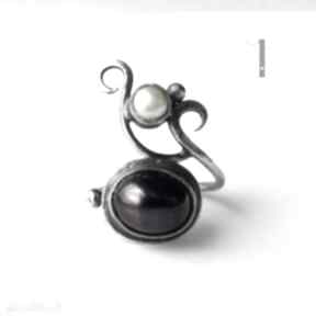 Lucanus - srebrny pierścionek z perłami miechunka srebro, perły, baśniowy, metaloplastyka