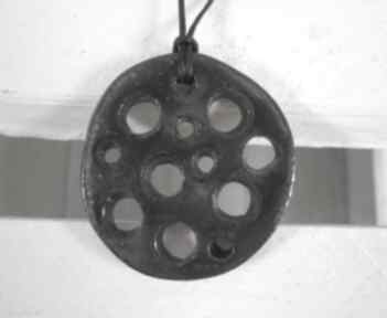 Metaliczny dziurawy wisiorek wisiorki ceramika ana ceramiczny, biżuteria, czarny