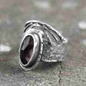 Granat, srebrny pierścionek z granatem atelier4 szeroki - oksydowany