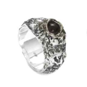 Pierścień wulkan z bursztynem anna kaminska, sygnet srebrny, oryginalny, pierścionek