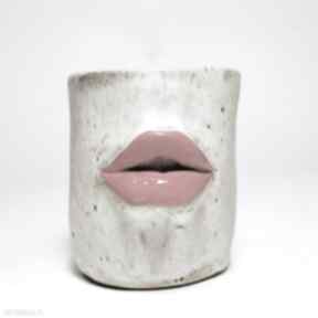 Kubek z ustami ceramika artystyczna, rzeźba użytkowa, ceramiczny, prezent kubki