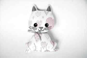 Kotek psotek lusia dziewczynka maskotka haftowana kot niemowlę