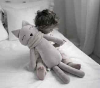 Przytulanka dziecięca kot w szaliku maskotki atelier malego designu - pomysł na prezent
