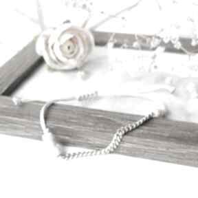 srebrna z koralikami silvella, minimalistyczny styl, w modnym stylu, delikatna bransoletka