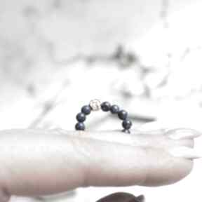 Elastyczny pierścionek na gumce z minerałami i pozłacanym kwiatkiem