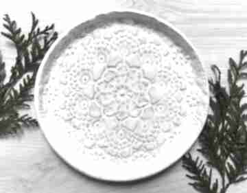 Pomysł na świąteczne prezenty: koronkowy talerzyk w bieli ceramika ana talerz, handmade
