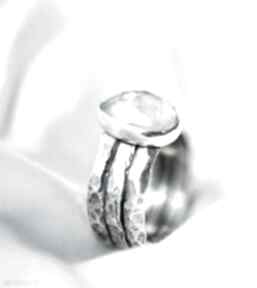 Srebrny pierścionek z prehnitem dziki królik pierścień z minerałem, młotowany, szeroka