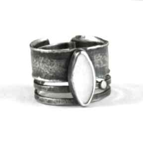 Masa perłowa, srebro złoto, szeroki pierścionek atelier4, z perłą