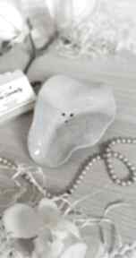 Mydelniczka biała w kształcie muszli morskiej ceramika