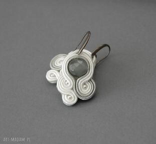 Małe kolczyki sutasz z jadeitami si su soutache, zielone, kremowe, eleganckie, sznurek