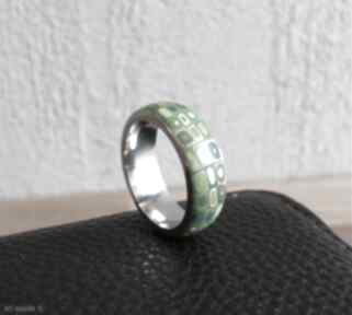 Obrączka pierścionek zielony geometryczne. Wzorzyste, stal