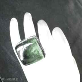 Zielony pierścień kolor nadziei i wolności własnoręcznie przetopione szkło w autorskiej oprawie