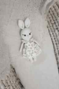 Króliczek w sukience - wzór 1 lalki metrique na szydełku, prezent dla dziecka, przytulanka