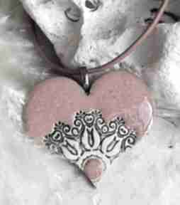Naszyjnik z sercem ceramicznym czerwone serduszko na rzemieniu romantyczna biżuteria prezent