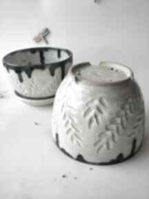 Zestaw dwóch ceramicznych doniczek że spodkami 3 ceramika kate maciukajc, donica ceramiczna
