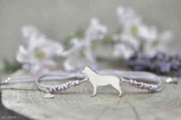 Biały owczarek szwajcarski bos - bransoletka, srebro 925 pozłacane pasją i pędzlem pies