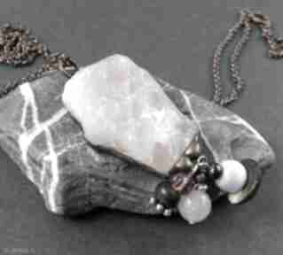 Kolorowy kamień amulet, wisiorek kwarc różowy. Pomysł na świąteczny prezent dla niej