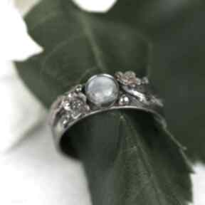 Obrączka z kamieniem księżycowym otoczonym kwiatami a997 artseko pierścionek z kamień, srebrna