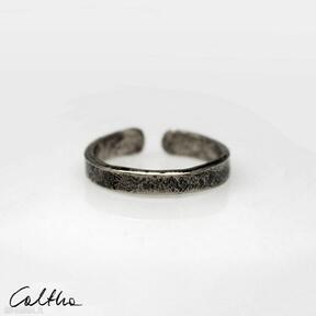 rozm L 190901-02 caltha mosiężny pierścionek, obrączka, minimalistyczna biżuteria, regulowana