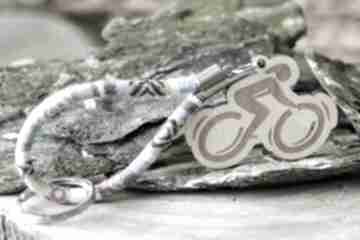 Brelok do kluczy boho rowerzysta z drewna klon titicaca beezoo