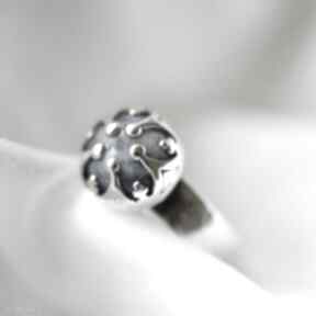 Pierścień z minerałem, pierścionek z sodalitem srebrny: sodali, korona, srebro dziki