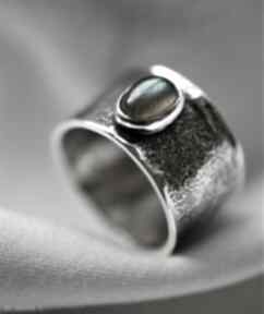 Srebrny pierścień z labradorytem dziki krolik z minerałem, labradoryt, srebro, szeroka obrączka