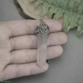 Wisiorek talizman surowy długi kryształ górski ze szpicem wire wrapping szpic sopel agata