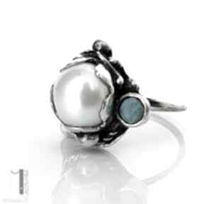 Perłowo turkusowy i srebrny pierścionek miechunka, metaloplastyka srebro, słodkowodna perła