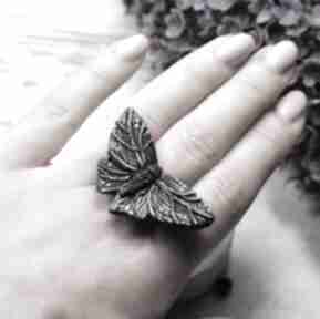 Duży pierścionek "czarny motyl" - regulowany kameleon