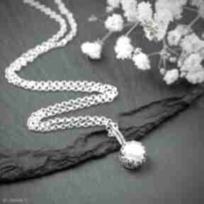 Srebrny w ozdobnej oprawie, wisiorek perłowym oczkiem pracownia bellart naszyjnik - biała