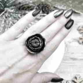 Elegancki pierścionek czarny kwiat kameleon duży - na okazje, prezent