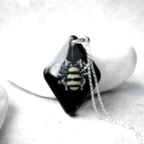 Srebrny naszyjnik z pszczołą w żywicy naszyjniki silvella pszczółka - owad