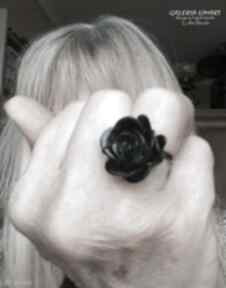 Czarna róża w pierścionku handmade uroczy prezent wykonany ręcznie pojedynczym egzemplarz