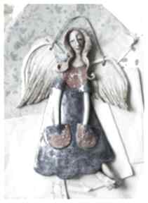 Aniołek lecący w granatowej halce wylęgarnia pomysłów ceramika