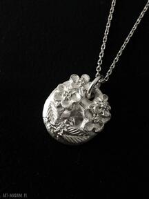 Srebrny łańcuszek z przywieszką naszyjniki atelier cykada srebro, delikatna biżuteria