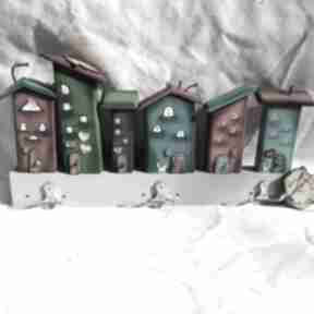 Kolorowe domki nr 1 wieszaki pracownia na deskach wieszak z drewna, z domkami, koloroew, kot