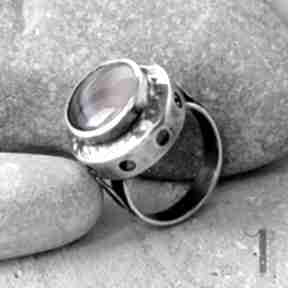 Lamuse - srebrny pierścionek z agatem bostwana miechunka, metaloplastyka srebro, agat
