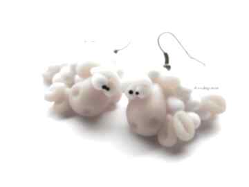 dwie białe anibyleco kolczyki, modelina, fimo, owieczki - owca