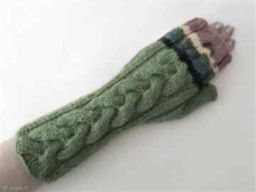 Ciepłe modne, dziergane: awangardowe kolorowe rękawiczki