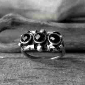 Craneo - srebrny pierścionek ze spinelami miechunka, metaloplastyka srebro, spinele