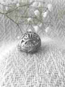 Duży pierścień z motylem atelier cykada pierścionek, masywny, metaloplastyka, roślinny motyw
