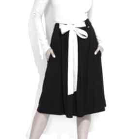 Czarna spódnica z kokardą midi rozkloszowana bien fashion, wiązana, trapezowa