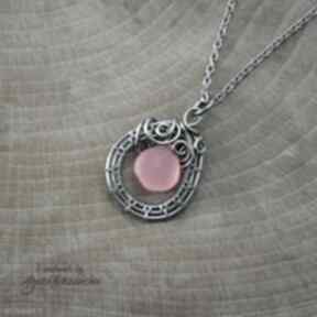 Wisiorek z różowym chalcedonem, wire wrapping, stal chirurgiczna wisiorki agata rozanska