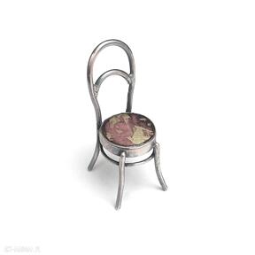 Wisiorek krzesło wykonany miedzi siedzisko emaliowane pokryte