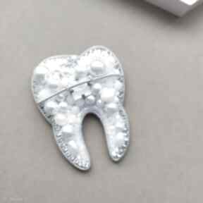 Broszka "ząb ze wspornikiem" aura accessories ząb, dla stomatologa, prezent ząb